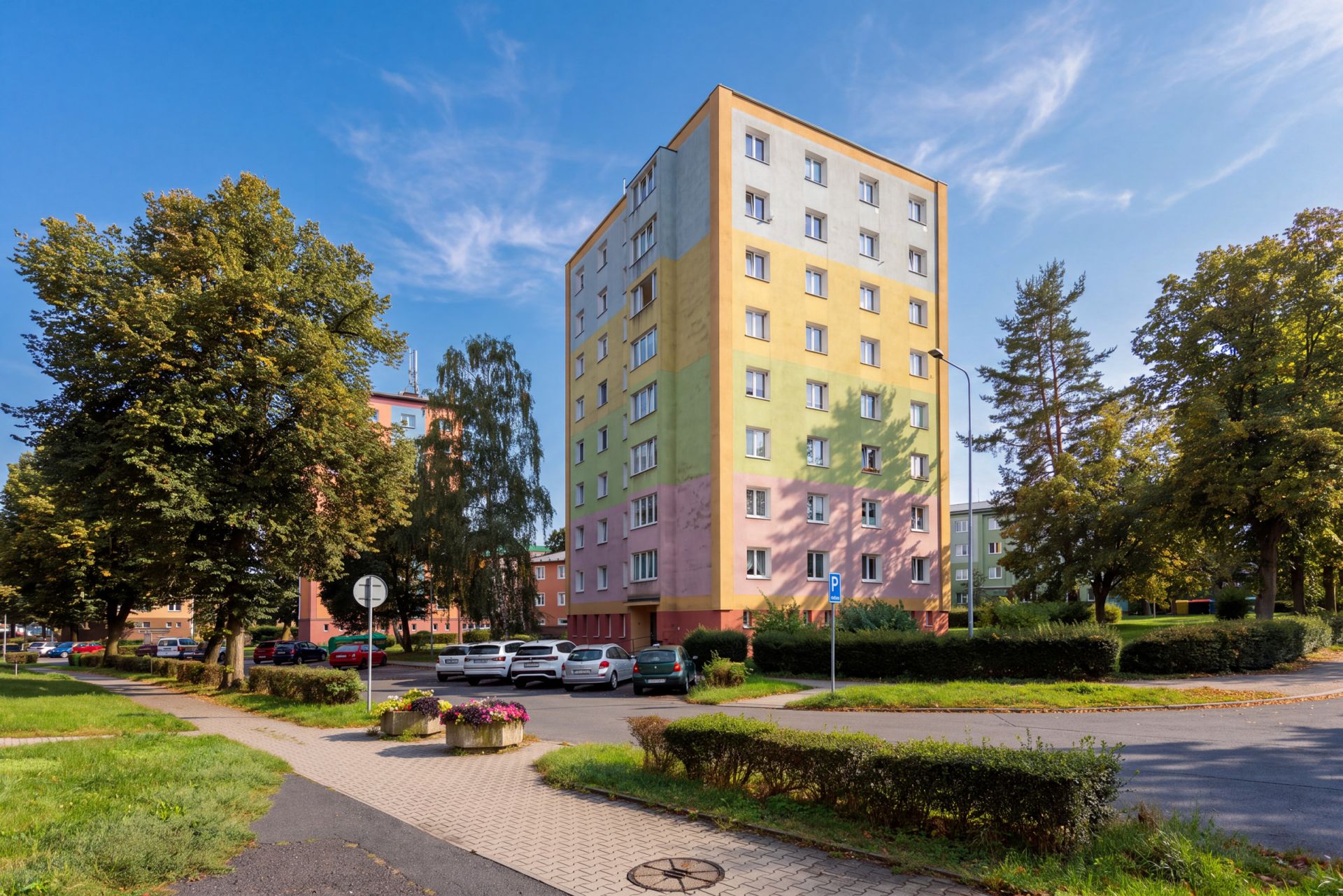 Byt 2+1, Nová Role, Školní